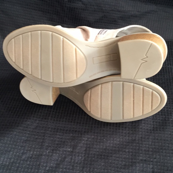 NWT/NIB White Mountain Deering Lt Taupe Sandals - Picture 6 of 8